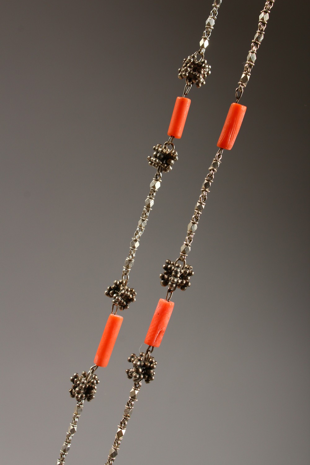 AN INDIAN CORAL AND WHITE METAL NECKLACE, 90CM LONG. - Image 4 of 7