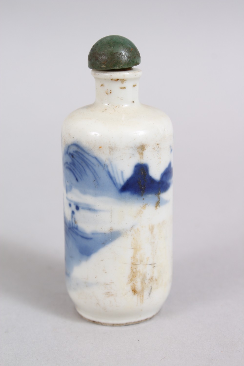 A GOOD 19TH CENTURY CHINESE BLUE & WHITE PORCELAIN SNUFF BOTTLE,decorated with scenes of landscapes, - Image 3 of 4