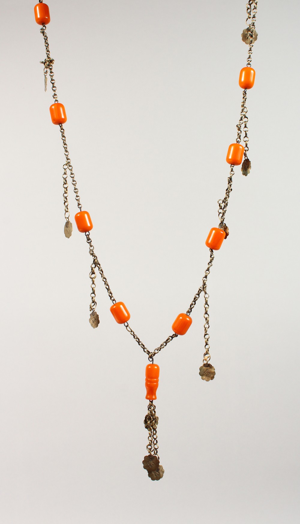 A CHINESE CARVED AMBER BEAD AND WHITE METAL NECKLACE, 104CM LONG.