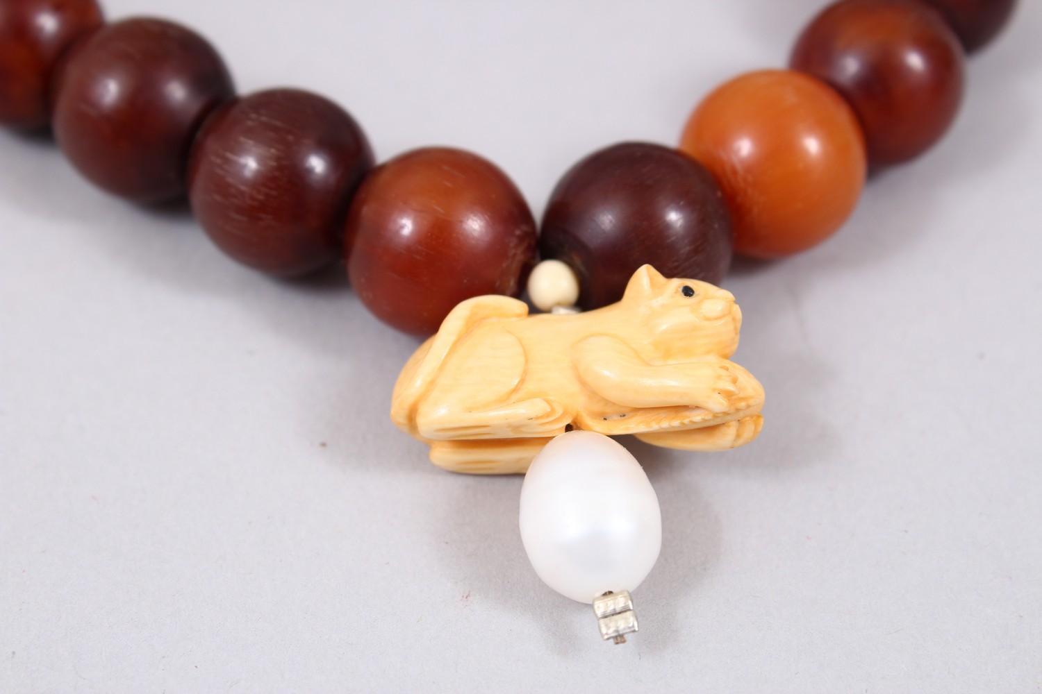 A CHINESE HORN BEAD NECKLACE / ROSARY BEADS , comprising of 54 spherical beads approx 1.1cm, with - Image 2 of 6