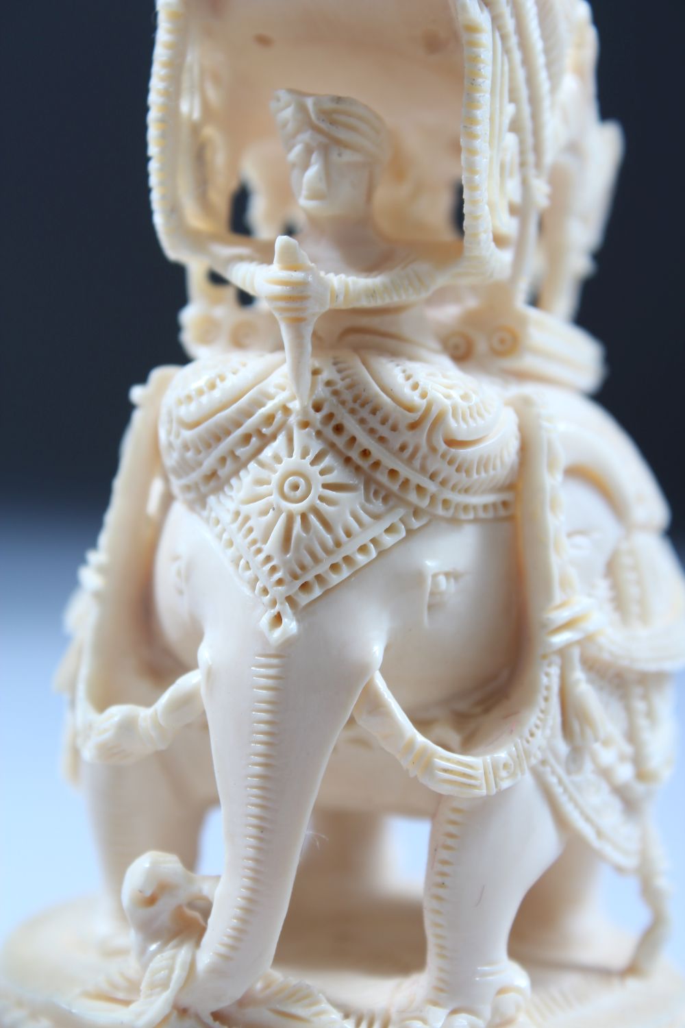 A GOOD 19TH / 20TH CENTURY INDIAN CARVED IVORY CHESS SET IN ORIGINAL BOX, from 10cm high down to 2. - Image 7 of 12