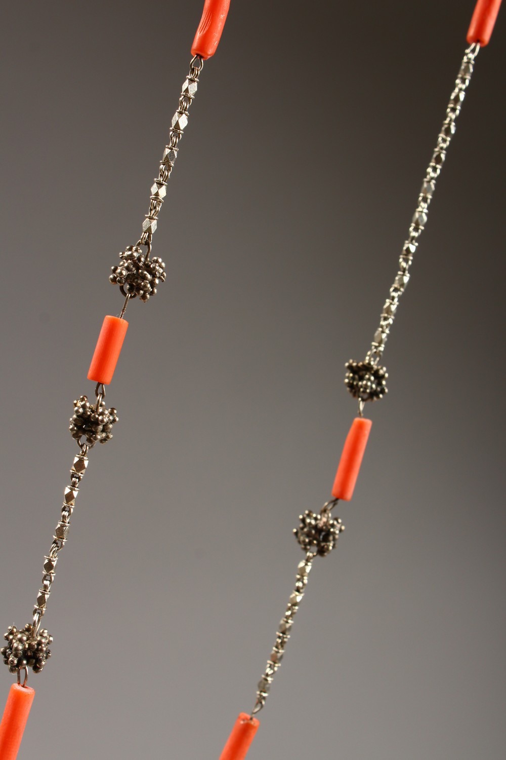 AN INDIAN CORAL AND WHITE METAL NECKLACE, 90CM LONG. - Image 5 of 7