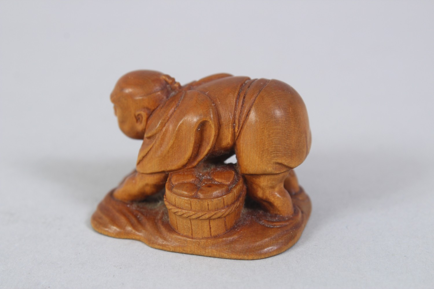 A JAPANESE MEIJI PERIOD CARVED BOXWOOD NETSUKE OF A CLAM FISHERMAN, stood knee deep in water feeling - Image 3 of 4