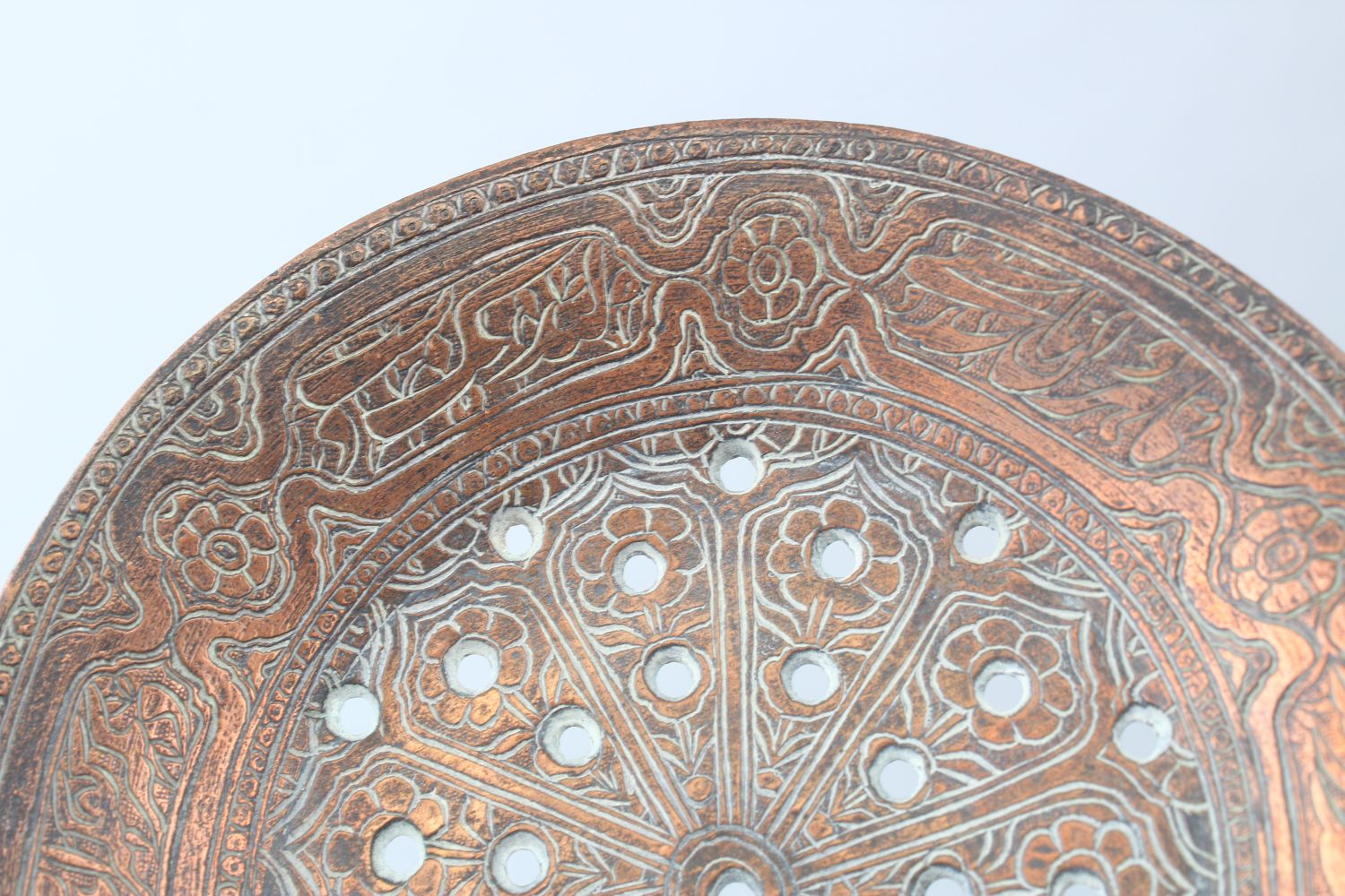 AN UNUSUAL 18TH/19TH CENTURY PERSIAN COPPER STRAINER, with engraved decoration 38 cm long. - Image 5 of 6