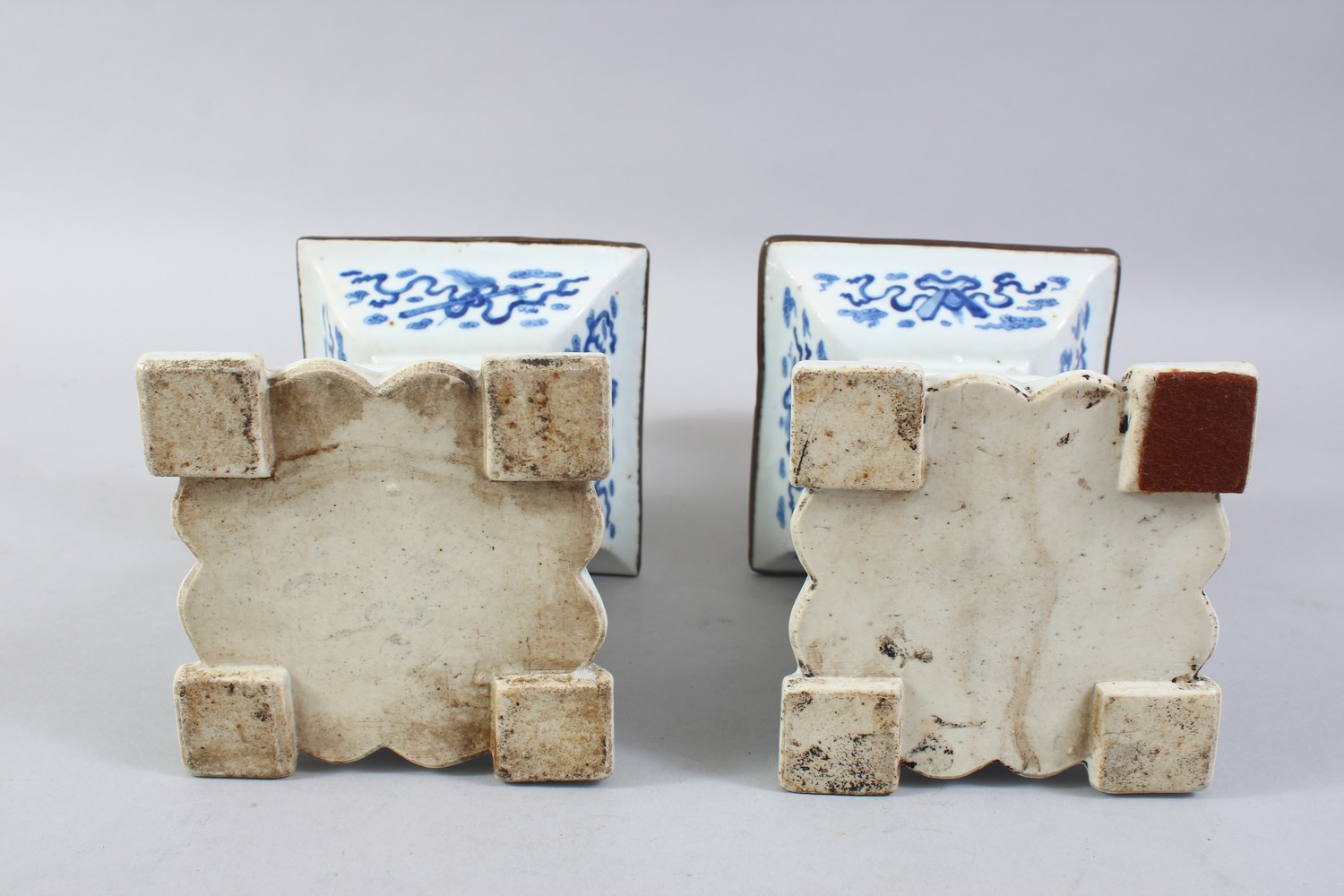 A GOOD PAIR OF 19TH CENTURY CHINESE / INDO CHINESE BLUE & WHITE PORCELAIN ALTER STICKS, the body - Image 7 of 7