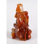 A 20TH CENTURY CHINESE CARVED SOAPSTONE / JADE SNUFF BOTTLE IN THE FORM OF A FRUIT, 8.3cm high.