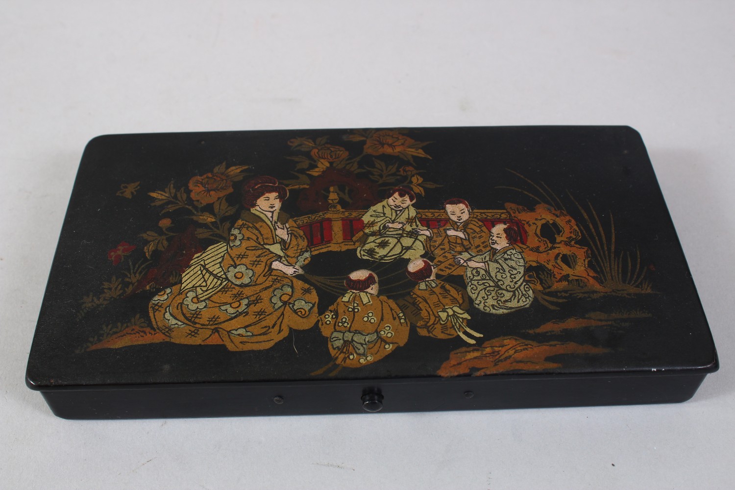 A 20TH CENTURY ORIENTAL LACQUER BOX & A SMALL JAPANESE JARDINIERE, The box decorated in gilt with - Image 2 of 5