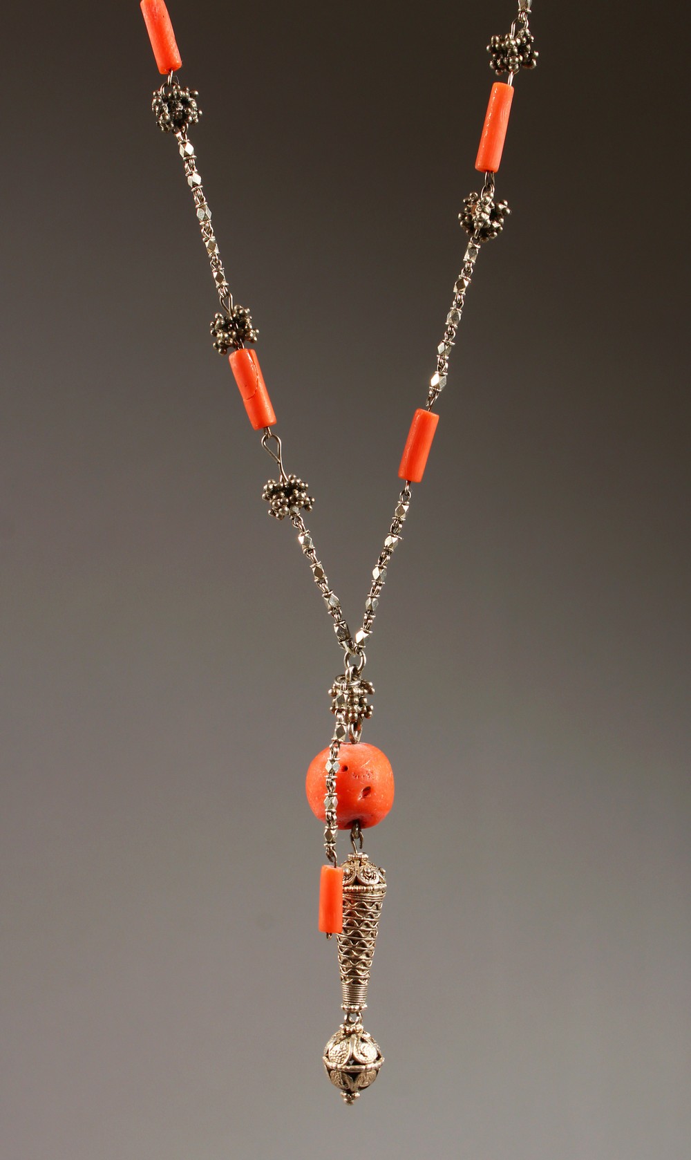 AN INDIAN CORAL AND WHITE METAL NECKLACE, 90CM LONG.
