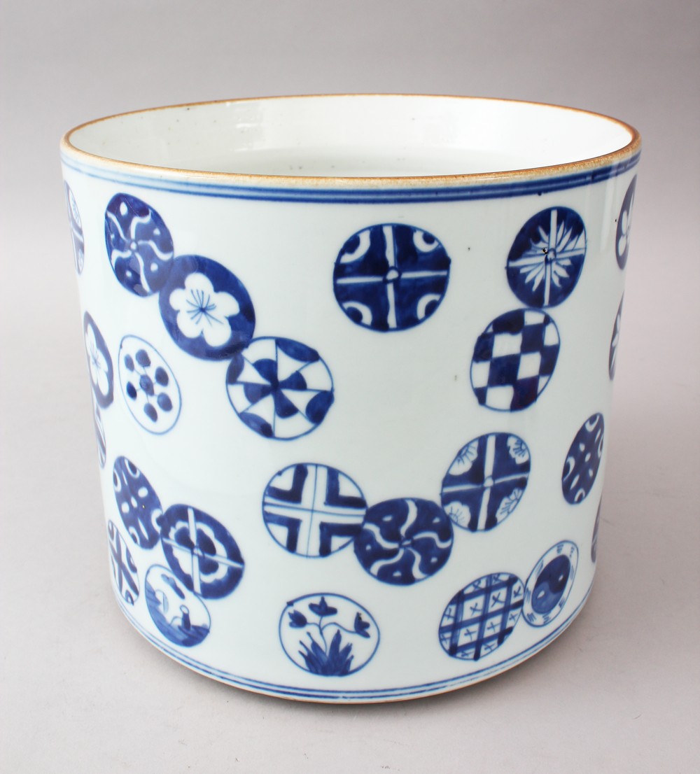 A GOOD 19TH / 20TH CENTURY CHINESE BLUE & WHITE PORCELAIN JARDINIERE, the body of the pot