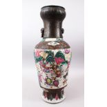 A 19TH CENTURY CHINESE FAMILLE ROSE CRACKLE GLAZED PORCELAIN VASE, painted with a battle scene,