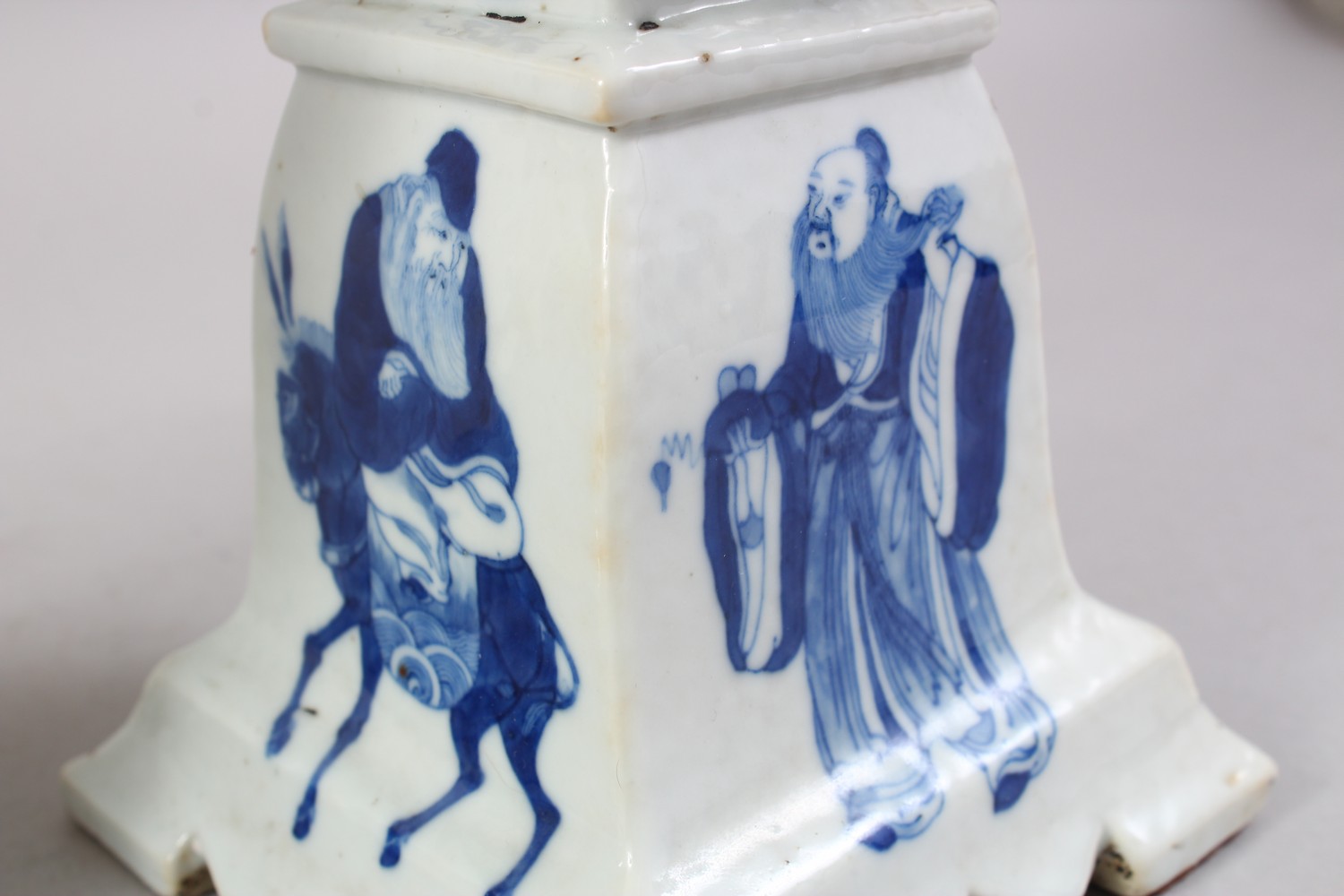 A GOOD PAIR OF 19TH CENTURY CHINESE / INDO CHINESE BLUE & WHITE PORCELAIN ALTER STICKS, the body - Image 6 of 7