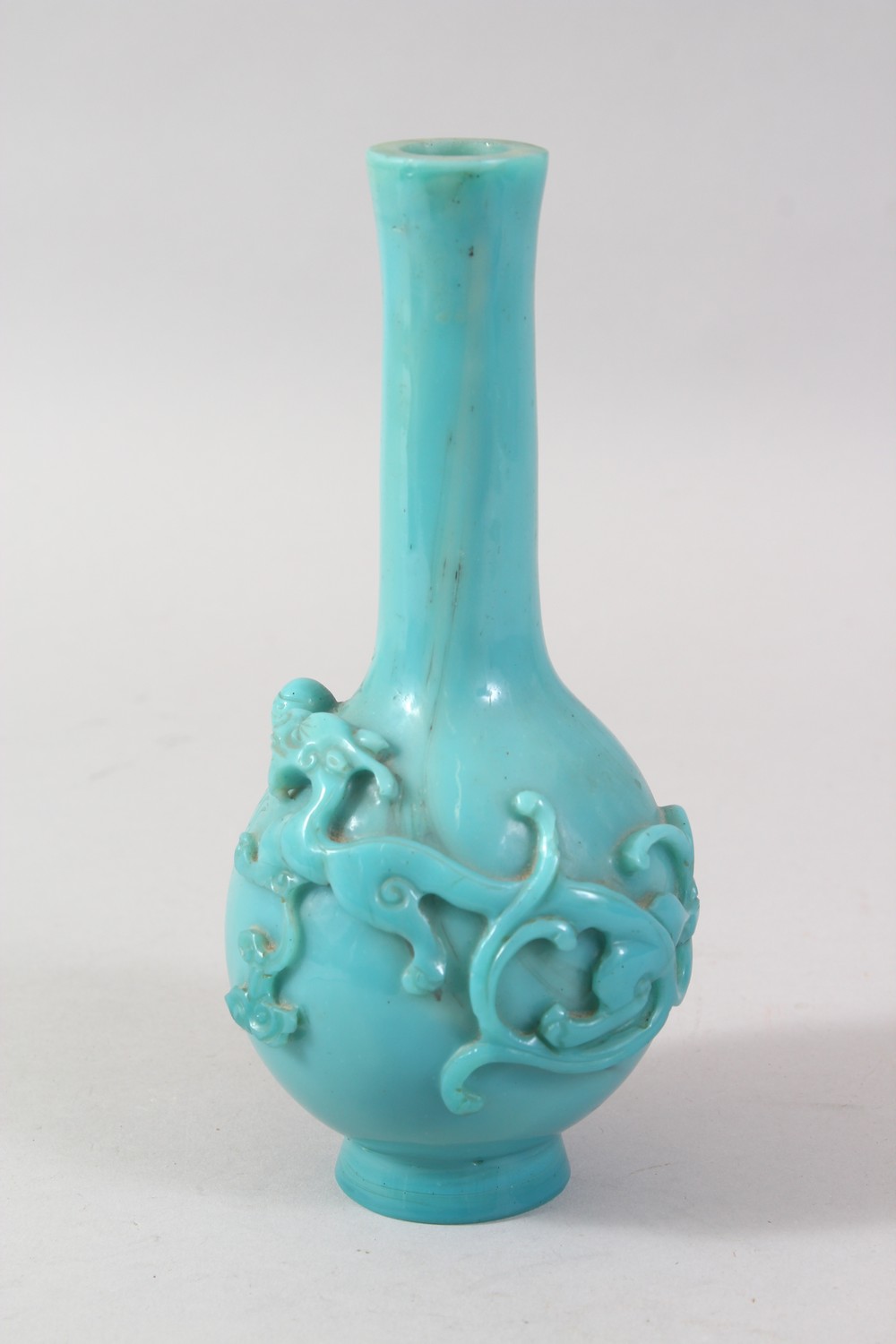 A GOOD 19TH CENTURY CHINESE PEKING GLASS BOTTLE VASE, with moulded decoration to the body - Image 4 of 5