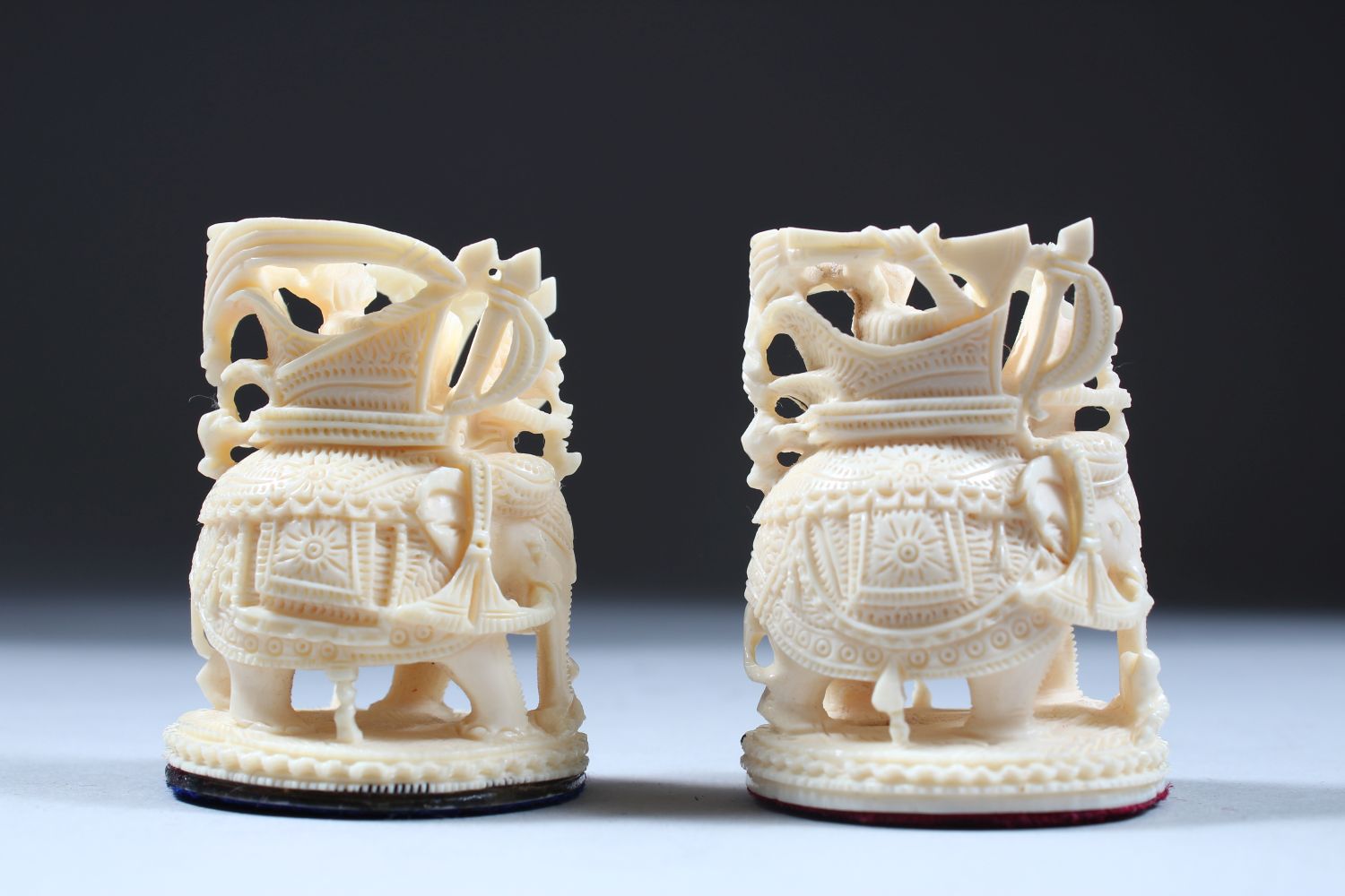 A GOOD 19TH / 20TH CENTURY INDIAN CARVED IVORY CHESS SET IN ORIGINAL BOX, from 10cm high down to 2. - Image 12 of 12