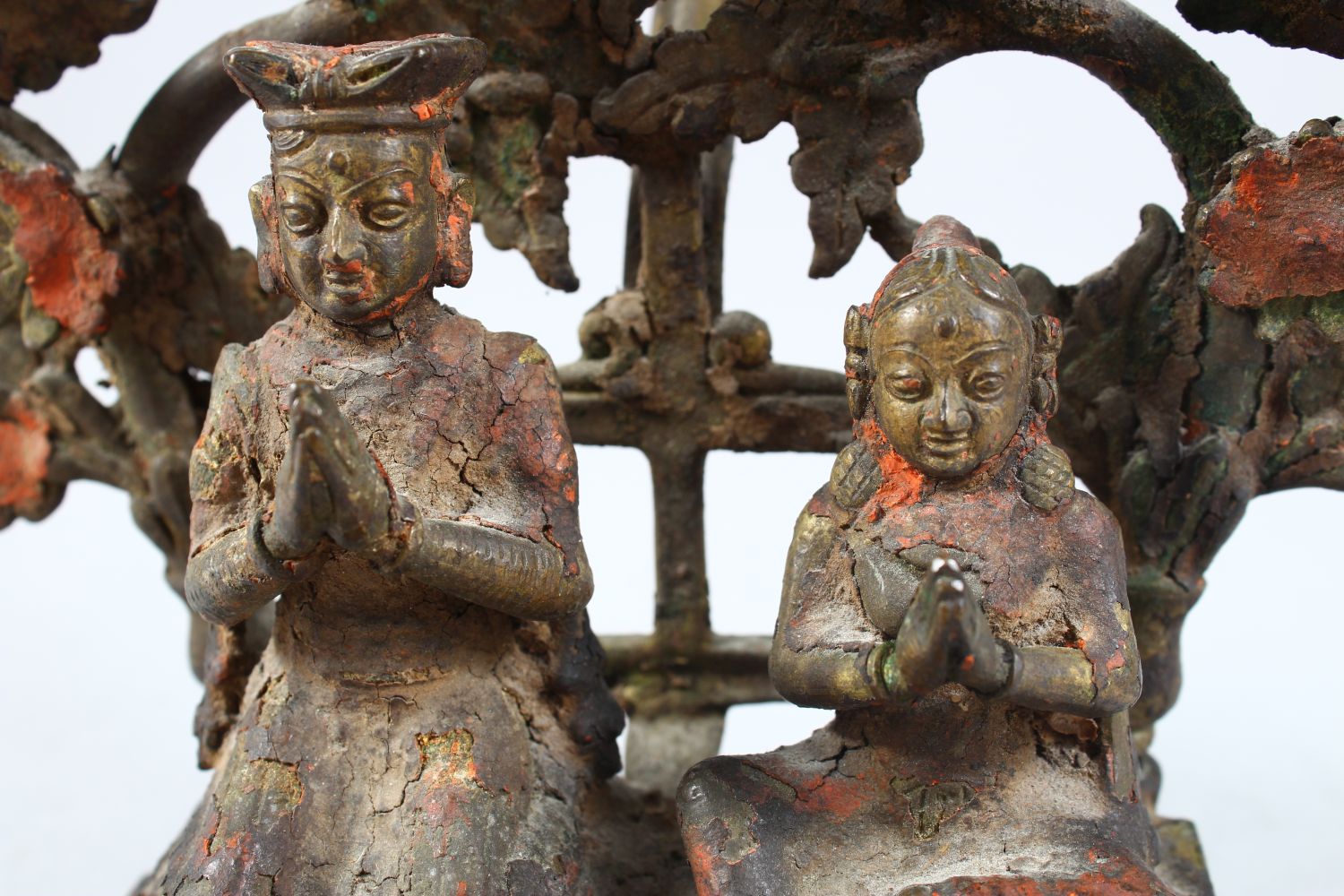 A FINE 18TH / 19TH CENTURY INDIAN OR NEPALESE BRONZE OIL LAMP, of a seated couple with five oil - Image 3 of 6