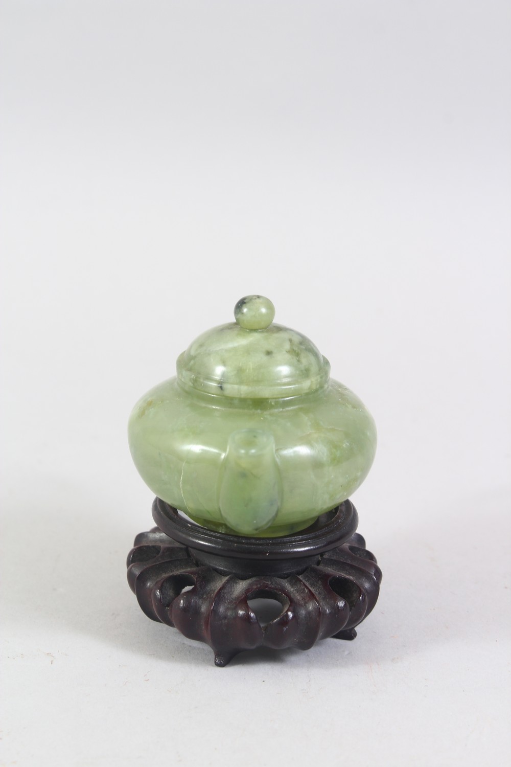 A CHINESE MOTTLED GREEN JADE TEA POT ON PIERCED AND CARVED STAND, 10cm wide. - Image 2 of 6