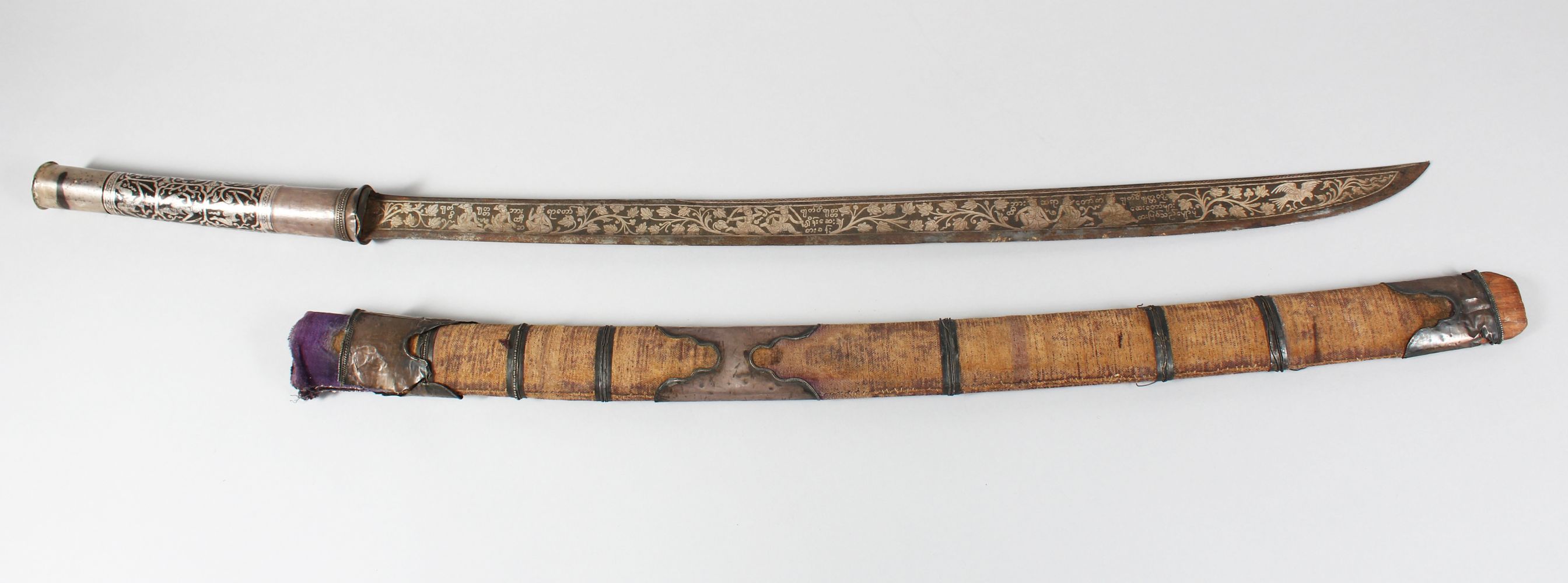 A 19TH CENTURY NIELLO INLAID SILVER HILTED BURMESE DHA SWORD, with fine silver inlaid blade and