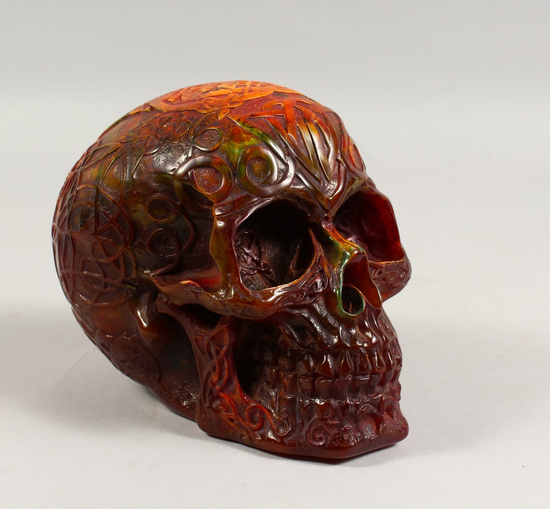 AN AMBER STYLE MODEL OF A SKULL. 7ins long.