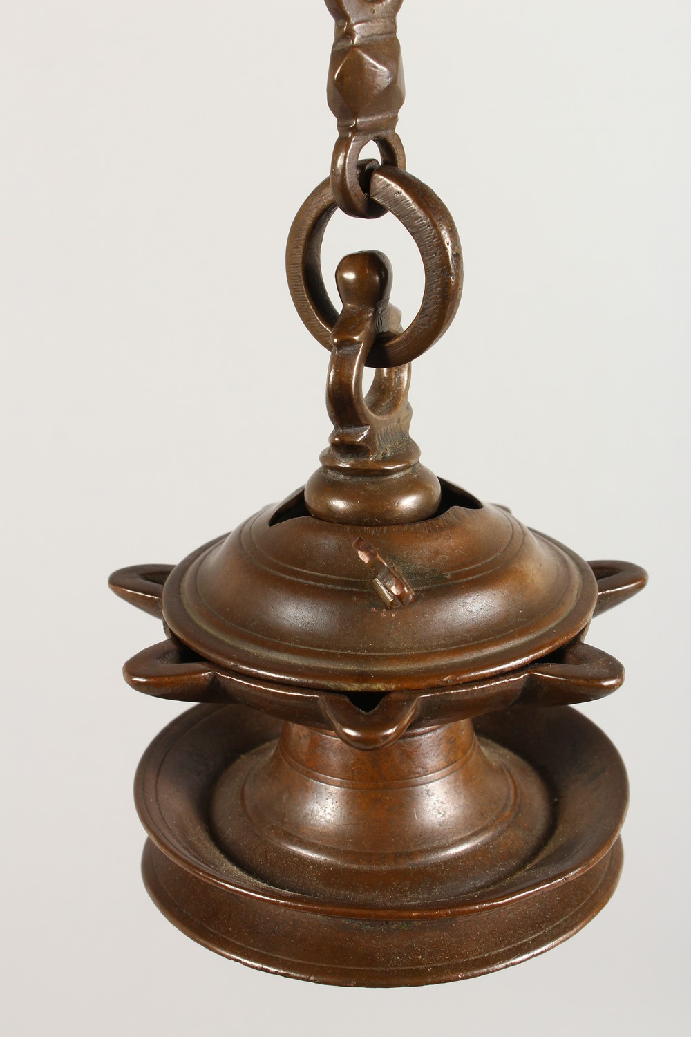 AN 18TH CENTURY JEWISH HANGING BRONZE OIL LAMP with chain. Lamp: 5.5ins high. - Image 3 of 6