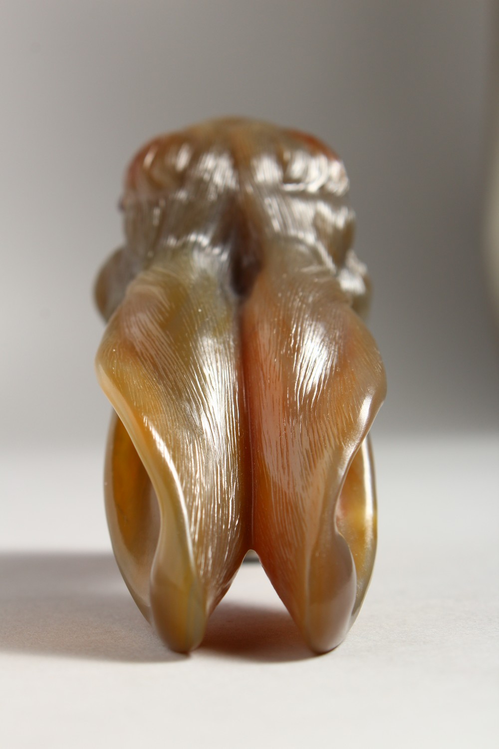 A VERY GOOD CARVED HARDSTONE WALKING STICK HANDLE, modelled as a hare, with ruby eyes, enamel and - Image 13 of 15