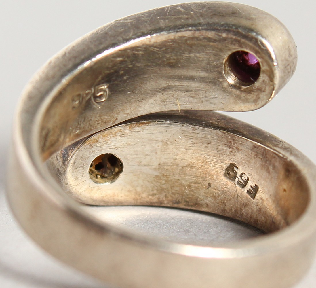 A STYLISH SILVER AND GOLD RING, set with two rubies. - Image 4 of 7