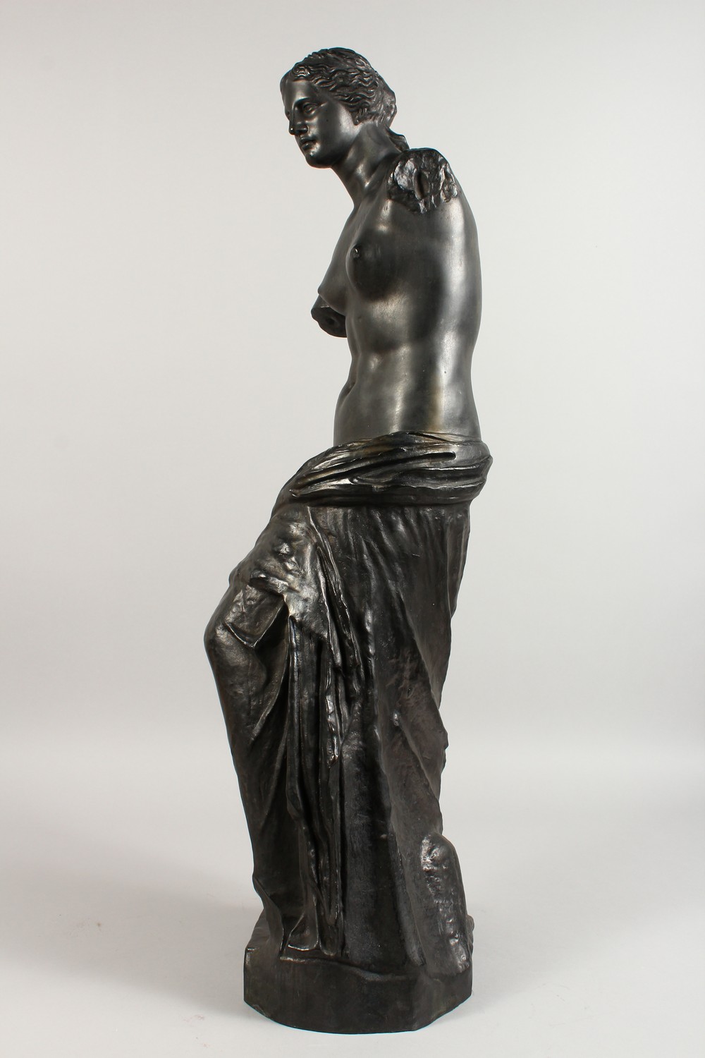 A GOOD 20TH CENTURY CAST BRONZE FIGURE OF THE VENUS DE MILO, with signature and foundry stamp. 33. - Image 12 of 17