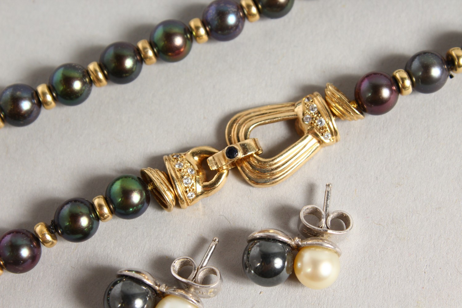 A GOOD BLACK PEARL NECKLACE, with ornate gold and diamond clasp, with a pair of similar earrings. - Image 3 of 5