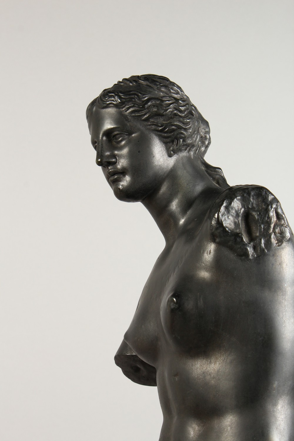 A GOOD 20TH CENTURY CAST BRONZE FIGURE OF THE VENUS DE MILO, with signature and foundry stamp. 33. - Image 13 of 17