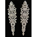 A SUPERB PAIR OF 18CT WHITE GOLD DIAMOND DROP EARRINGS.