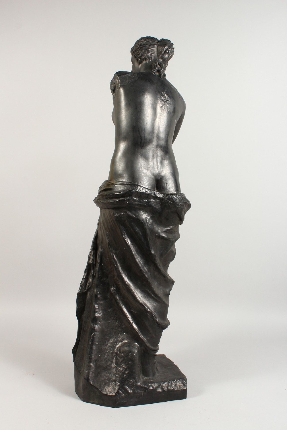 A GOOD 20TH CENTURY CAST BRONZE FIGURE OF THE VENUS DE MILO, with signature and foundry stamp. 33. - Image 10 of 17