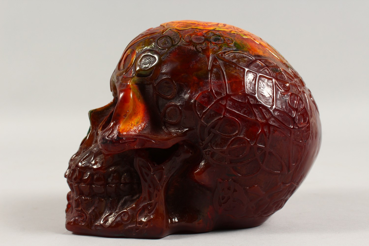 AN AMBER STYLE MODEL OF A SKULL. 7ins long. - Image 3 of 4