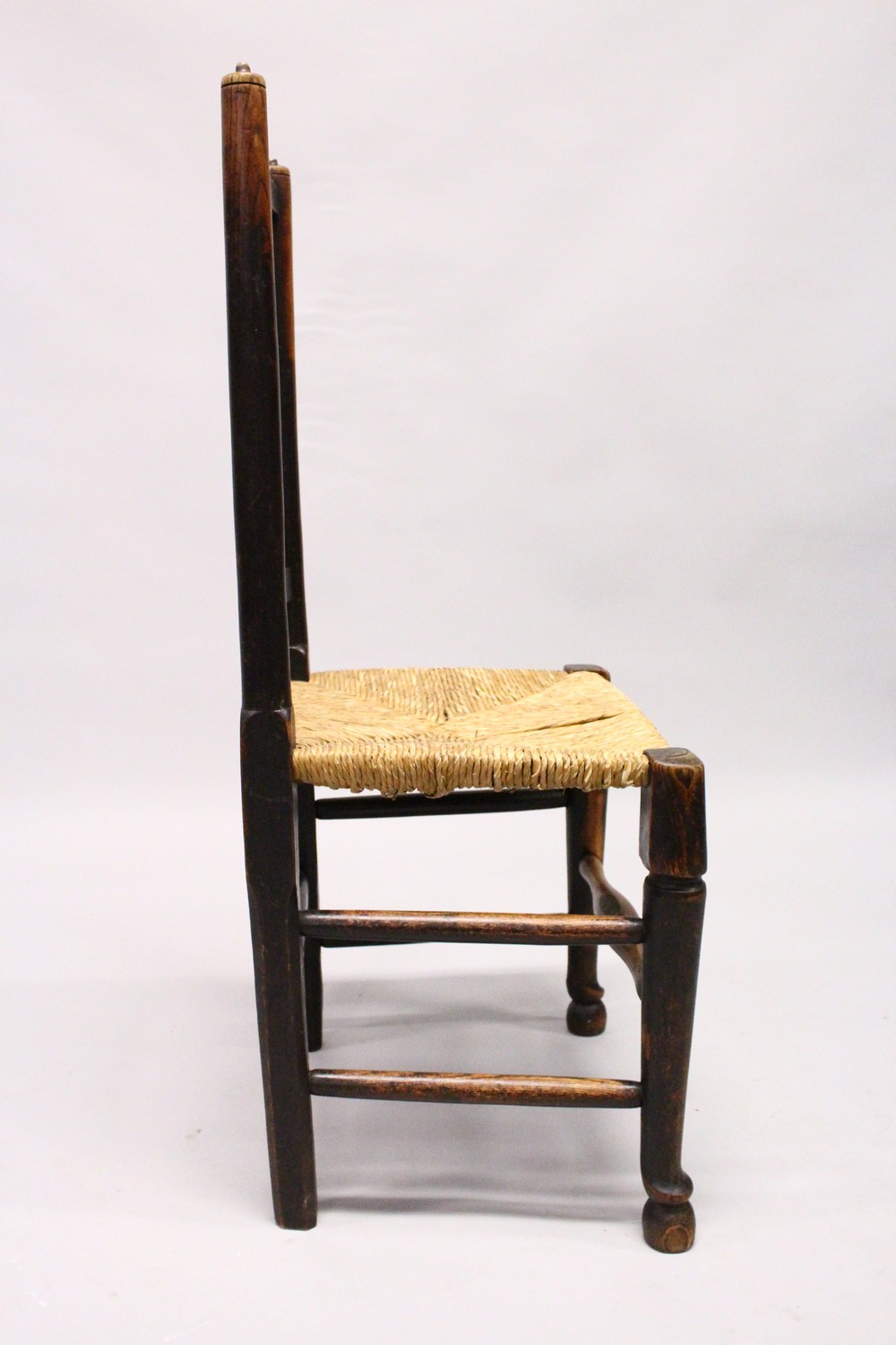 A MATCHED SET OF SIX 19TH CENTURY ASH SPINDLE BACK DINING CHAIRS, with rush seats on turned and - Image 4 of 9
