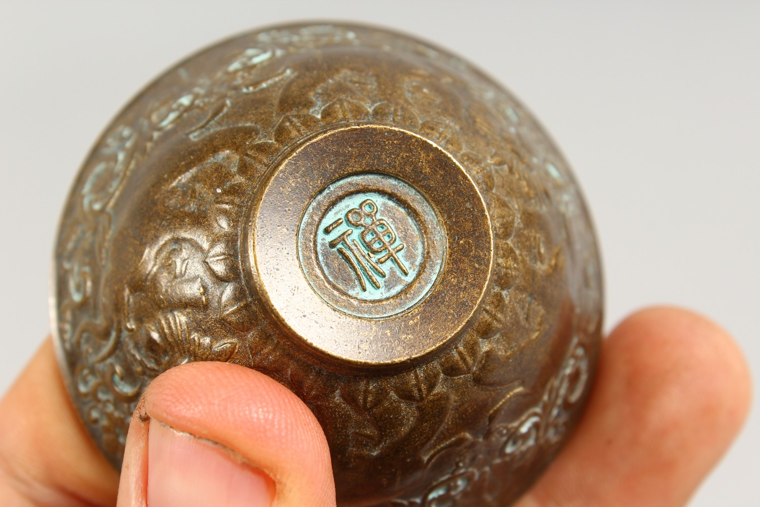 A SMALL BRONZE CUP. 2.5ins diameter. - Image 4 of 5