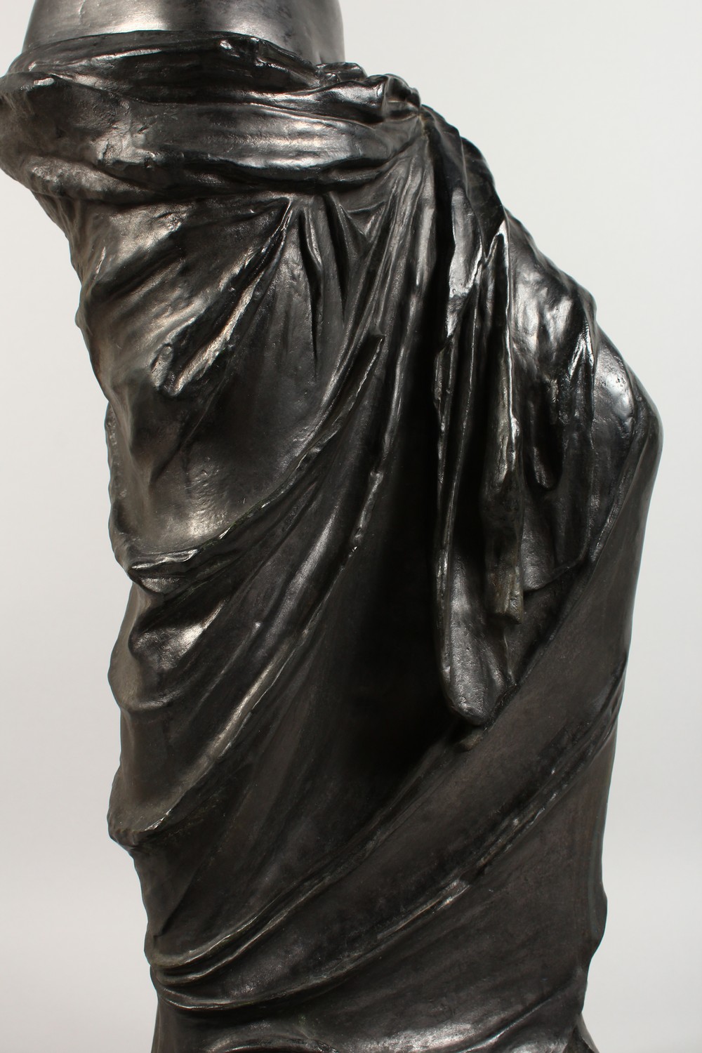 A GOOD 20TH CENTURY CAST BRONZE FIGURE OF THE VENUS DE MILO, with signature and foundry stamp. 33. - Image 8 of 17