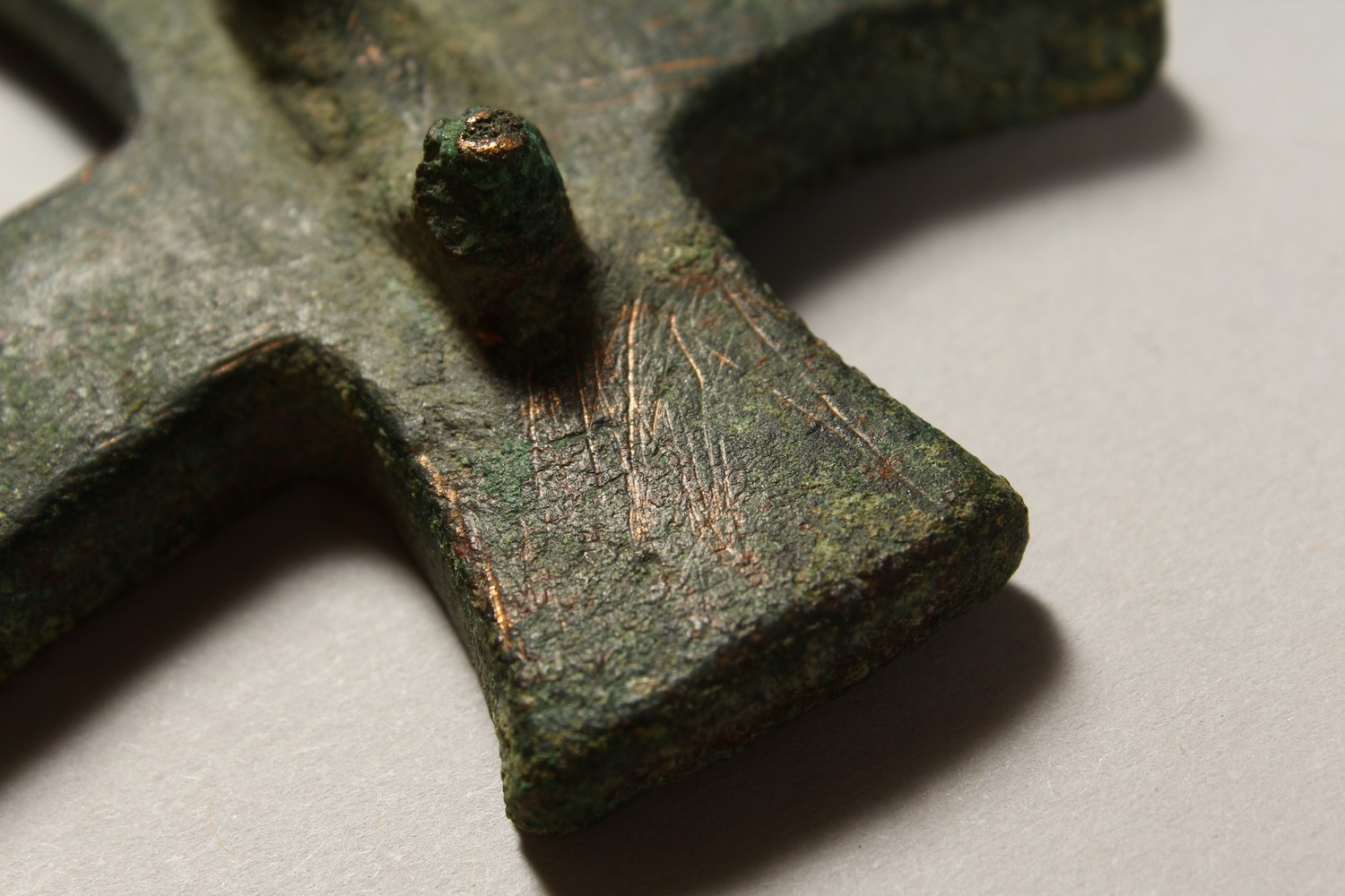 A BYZANTINE BRONZE CRUCIFORM STAMP and A BYZANTINE BRONZE WEIGHT. 4.5ins and 3.25ins. - Image 5 of 15