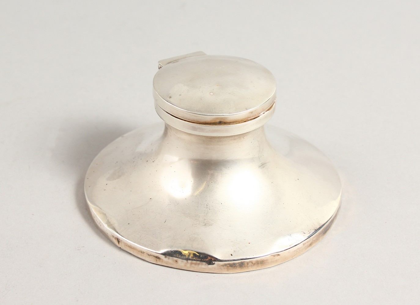 A CIRCULAR CAPSTAN INKWELL. 3.5ins diameter. Birmingham 1902.