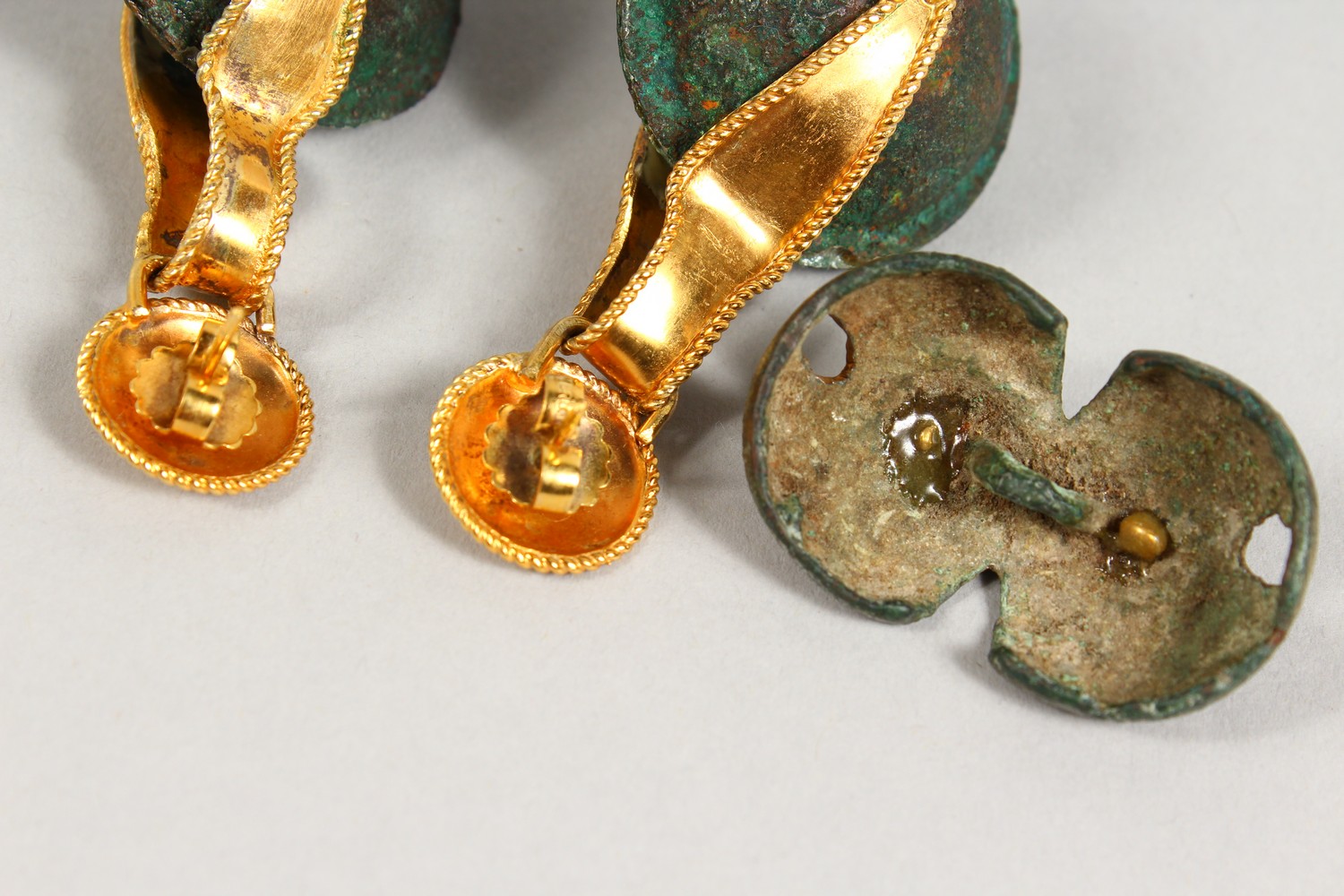 A PAIR OF ROMAN SILVER GILT DROP EARRINGS. - Image 4 of 4