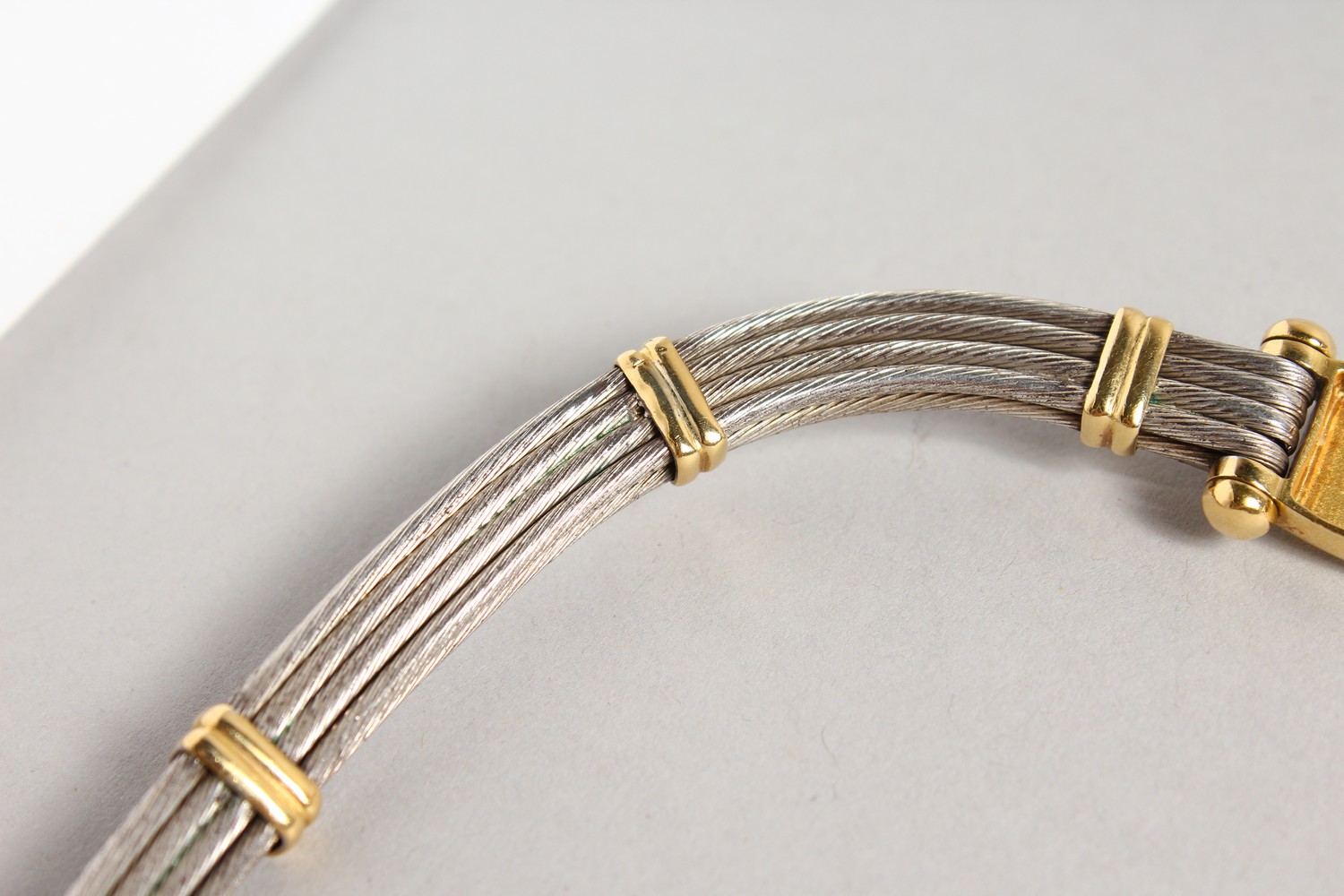 A STYLISH 18CT GOLD AND WOVEN SILVER CHOKER. 5.25ins diameter. - Image 6 of 8