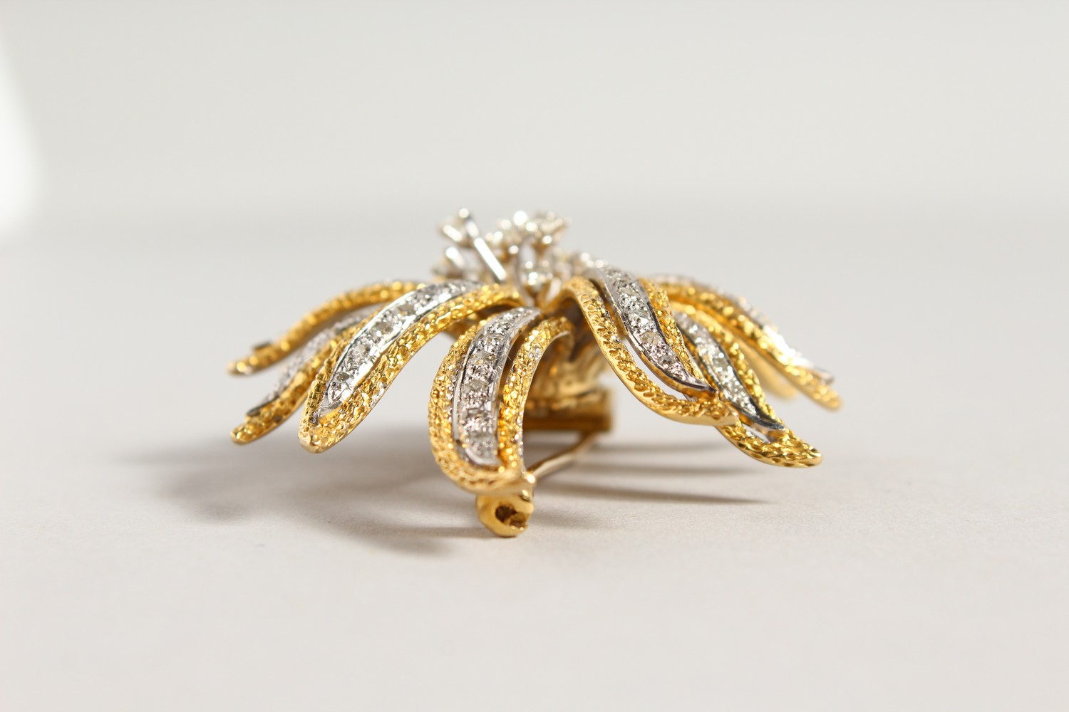 A GOOD 18CT GOLD AND DIAMOND SET FLOWER HEAD BROOCH. 2.25ins long. - Image 7 of 12