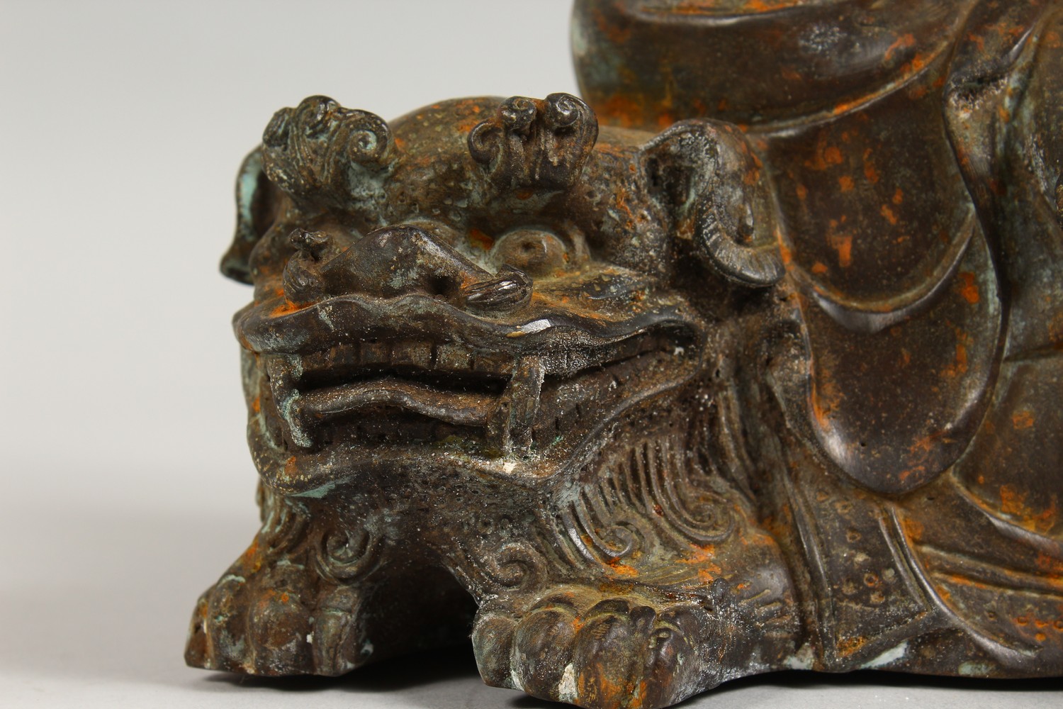 A CAST BRONZE GROUP OF AN EASTERN DEITY SEATED ON A DOG OF FO. 10.5ins high. - Image 2 of 8