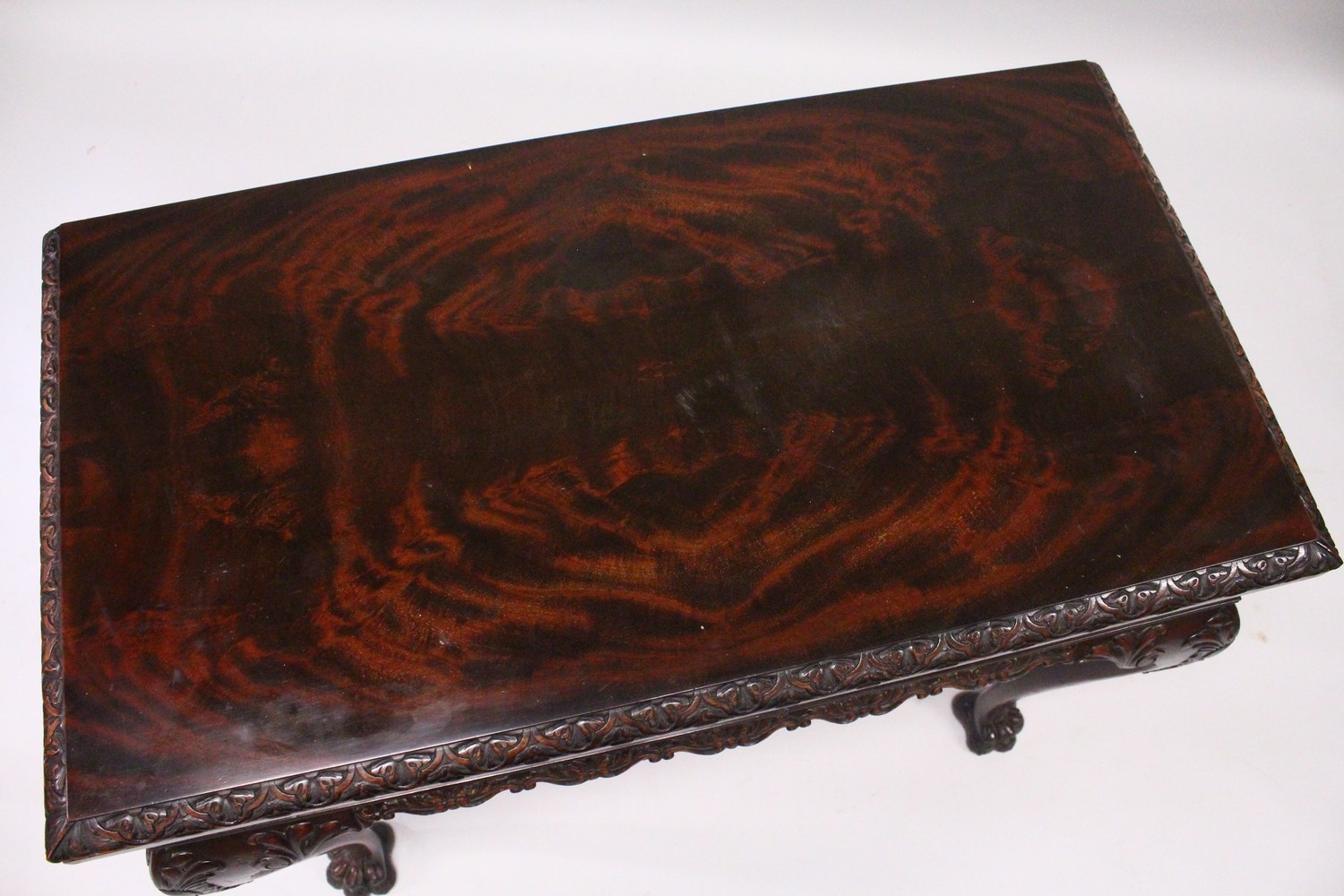 A GOOD GEORGE III DESIGN "IRISH" MAHOGANY FOLD-OVER CARD TABLE, EARLY 20TH CENTURY, with green baize - Image 5 of 10