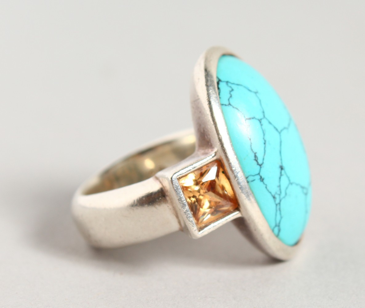 A STYLISH SILVER, TOPAZ AND TURQUOISE RING. - Image 2 of 4