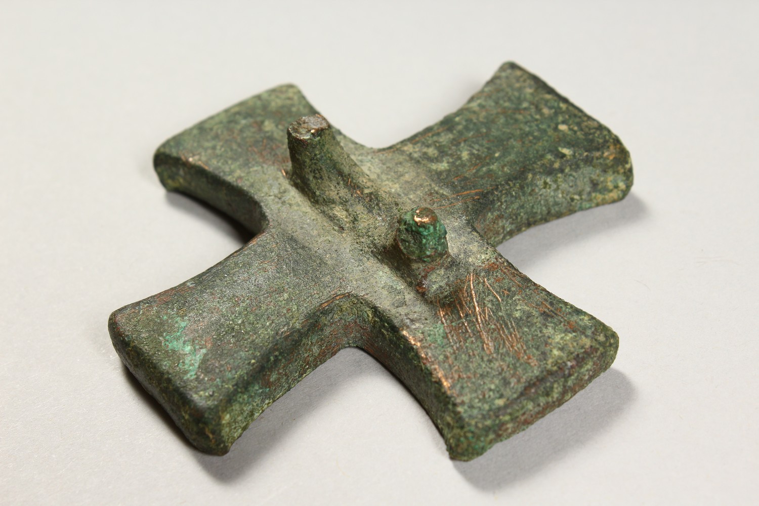 A BYZANTINE BRONZE CRUCIFORM STAMP and A BYZANTINE BRONZE WEIGHT. 4.5ins and 3.25ins. - Image 4 of 15