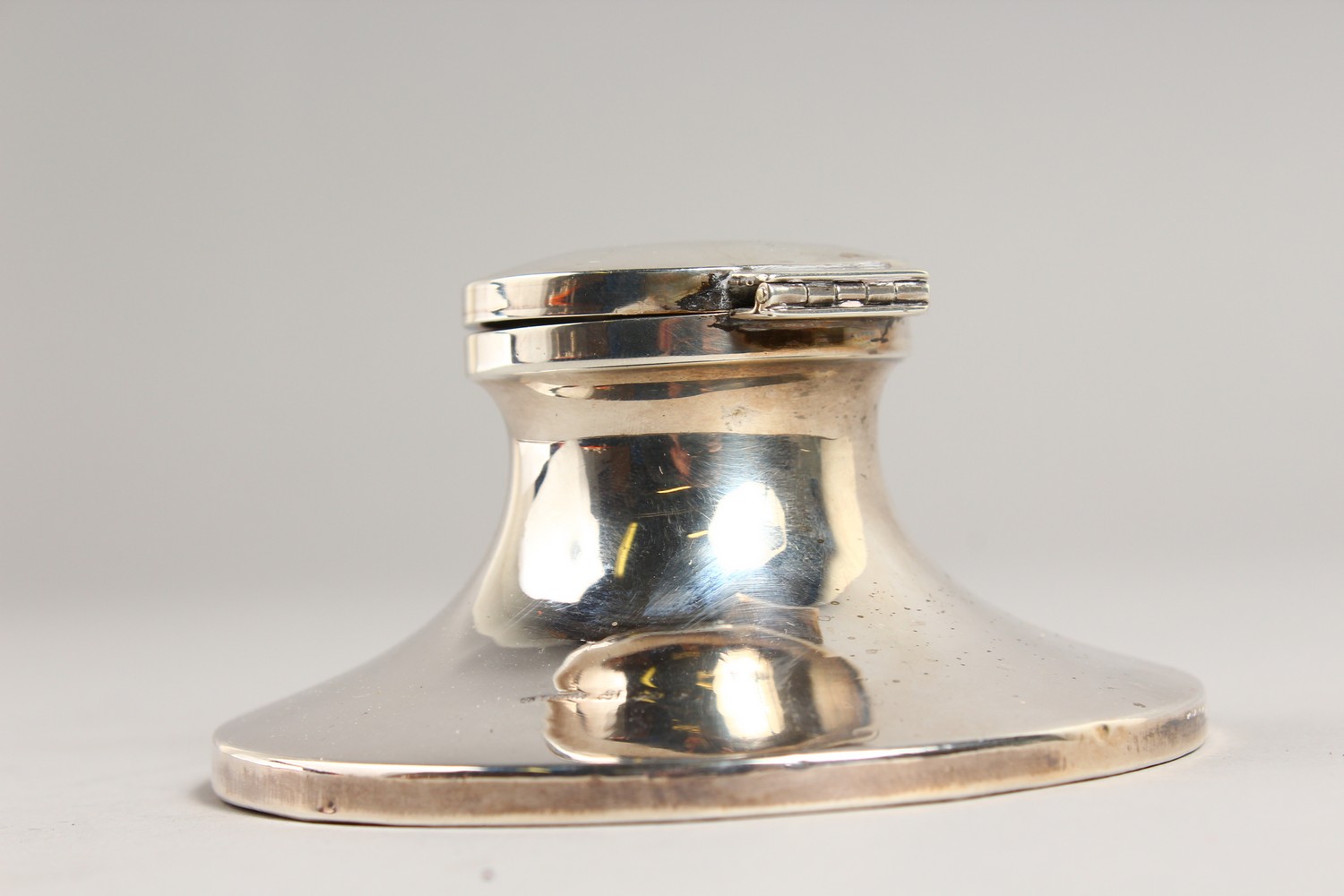 A CIRCULAR CAPSTAN INKWELL. 3.5ins diameter. Birmingham 1902. - Image 2 of 5