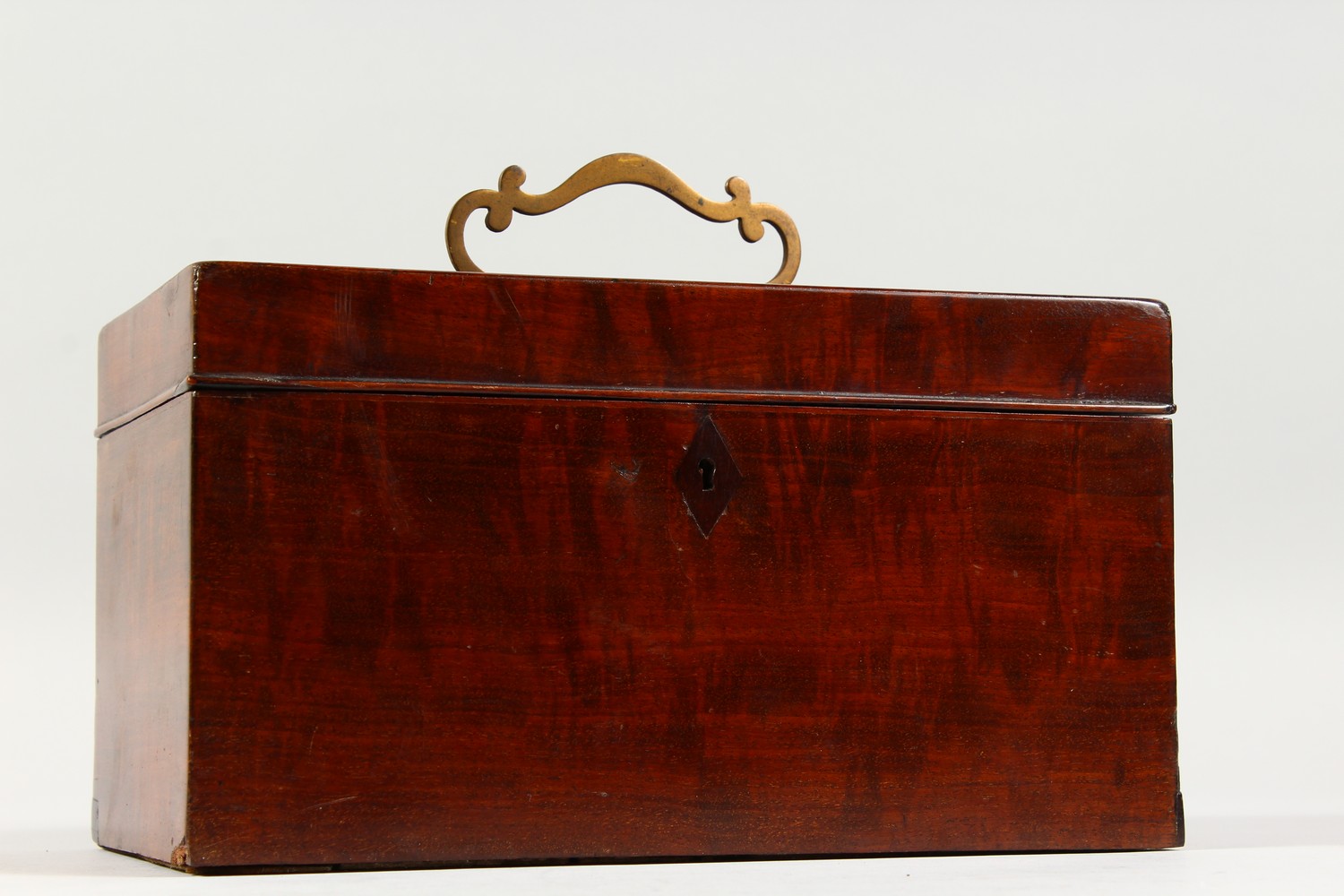 A GEORGE III MAHOGANY TEA CADDY, with brass carrying handle and three division interior with tins. - Image 2 of 10