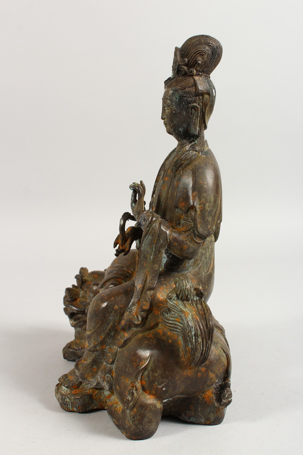 A CAST BRONZE GROUP OF AN EASTERN DEITY SEATED ON A DOG OF FO. 10.5ins high. - Image 4 of 8