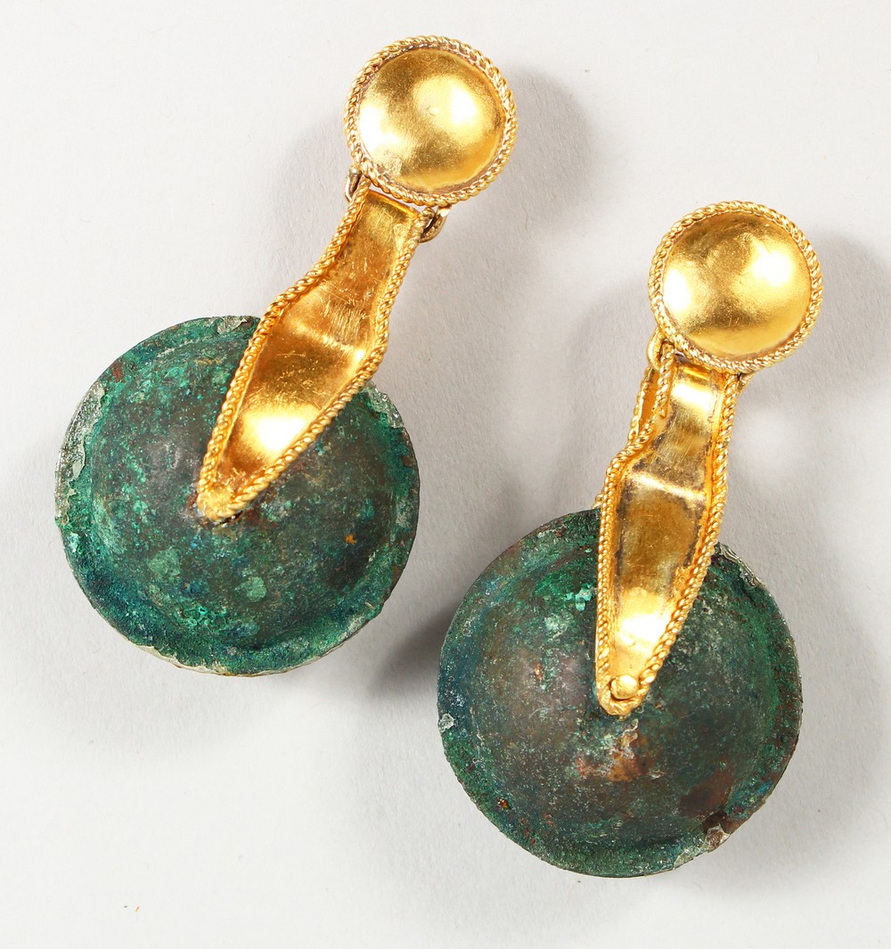 A PAIR OF ROMAN SILVER GILT DROP EARRINGS.