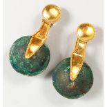 A PAIR OF ROMAN SILVER GILT DROP EARRINGS.