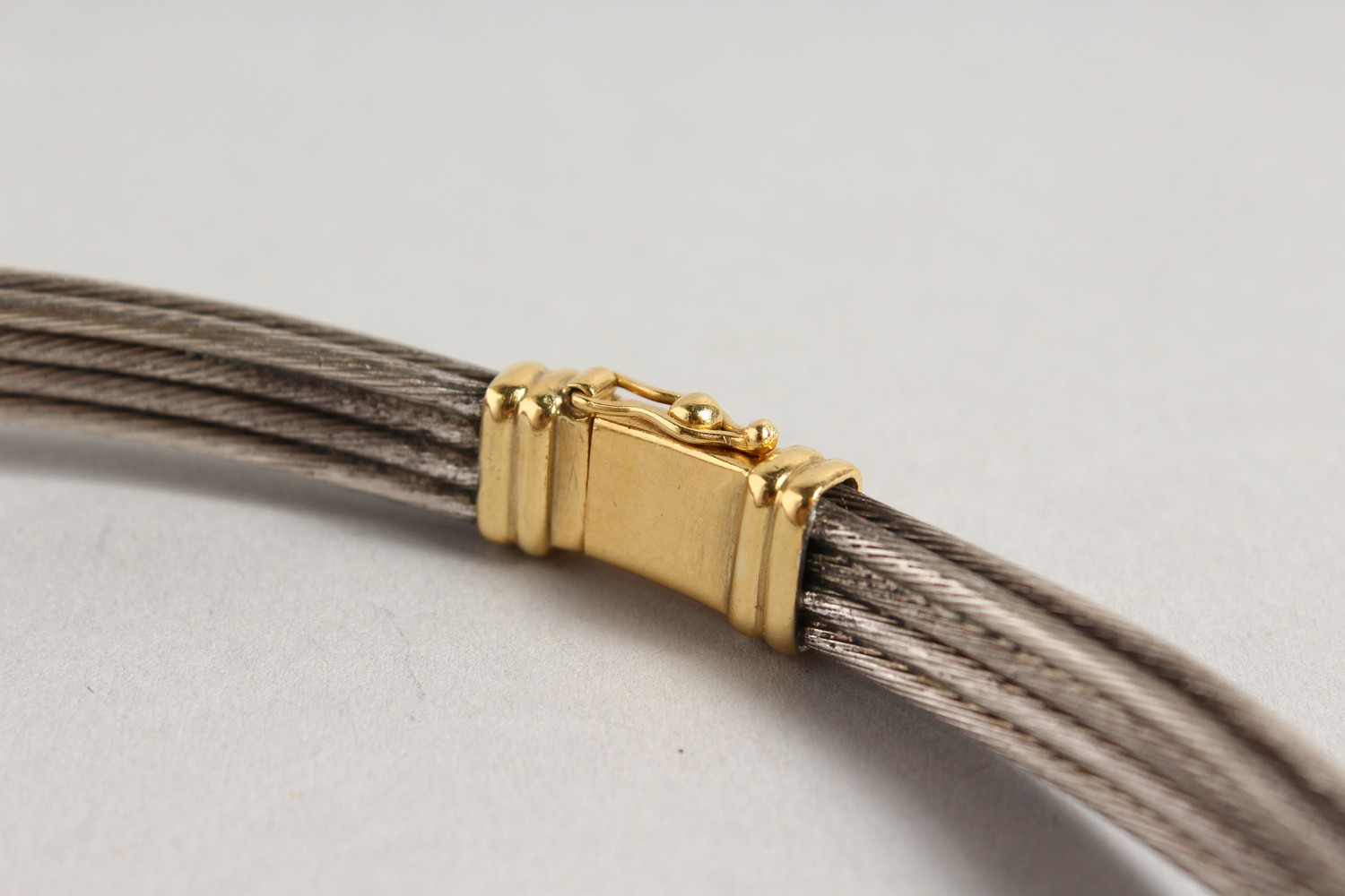 A STYLISH 18CT GOLD AND WOVEN SILVER CHOKER. 5.25ins diameter. - Image 4 of 8