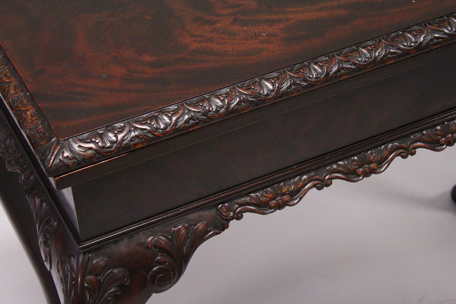 A GOOD GEORGE III DESIGN "IRISH" MAHOGANY FOLD-OVER CARD TABLE, EARLY 20TH CENTURY, with green baize - Image 2 of 10