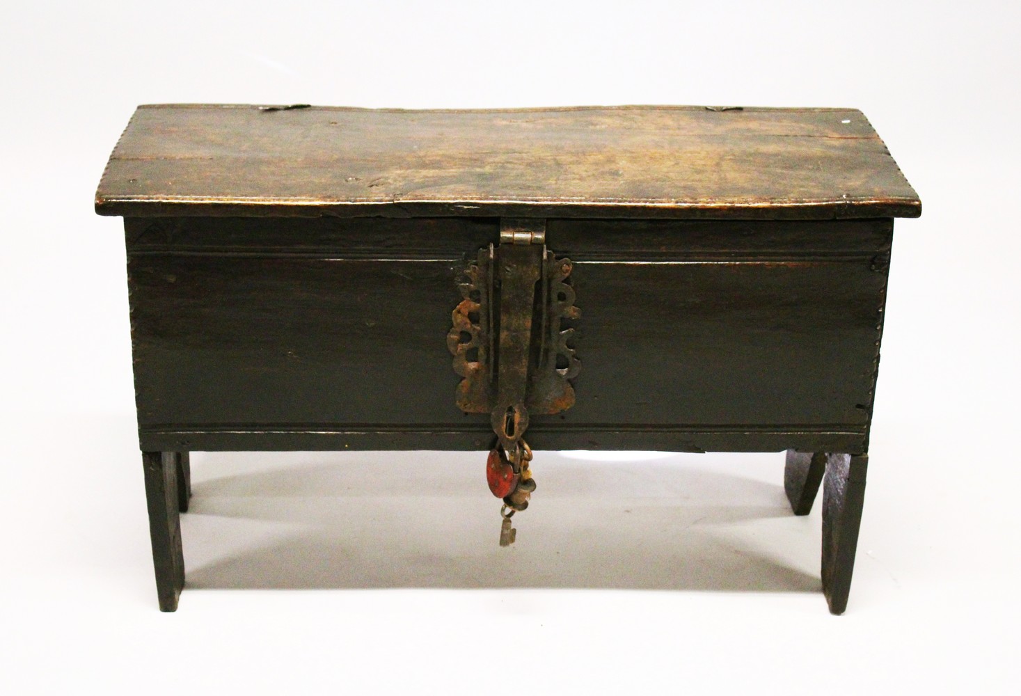 A GOOD SMALL 17TH/18TH CENTURY OAK SIX PLANK COFFER. 2ft 8.5ins long x 1ft 1ins wide x 1ft 7.5ins